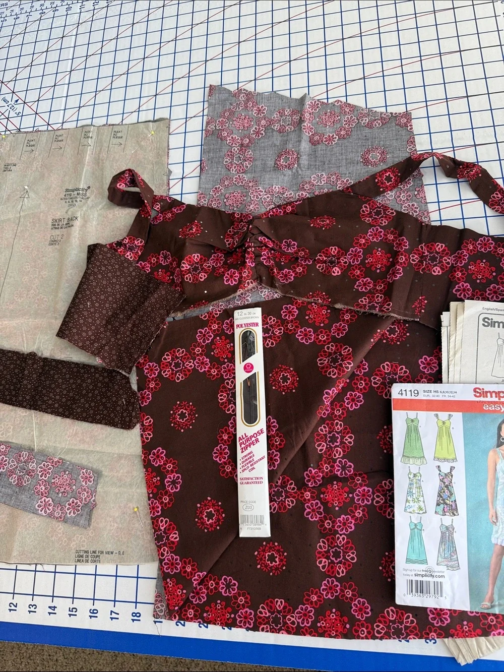 Simplicity 4119 Dress Pattern Cut Ready to Sew w Fabric & 12” Zipper Size 6-8